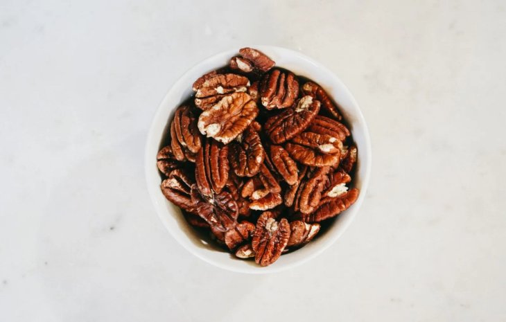 Ученые назвали орех, который предотвращает развитие ожирения