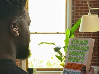 Apple випадково показала AirPods із камерами: чого очікувати від новинки