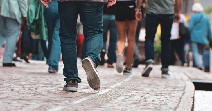 Забудьте про 10 тисяч кроків щодня: вчені розповіли, як та коли потрібно прогулюватись, щоб бути здоровим