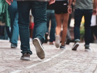 Забудьте про 10 тисяч кроків щодня: вчені розповіли, як та коли потрібно прогулюватись, щоб бути здоровим