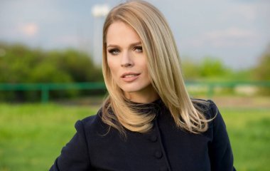 Ольга Фреймут вышла на прогулку в наряде от Chloé