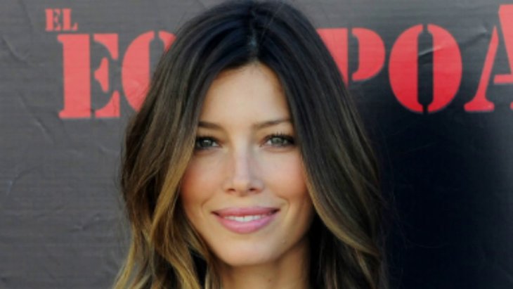 Джессика Бил поделилась архивным снимком