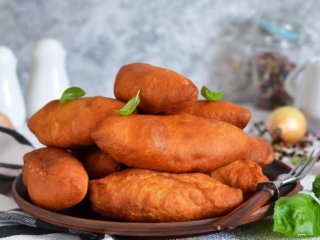 Жареные пирожки с картофелем: простой рецепт сытного блюда