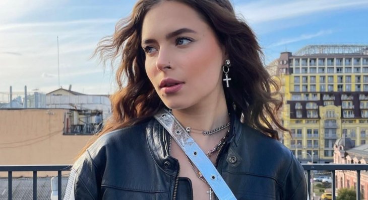 20-летняя дочь Елены Кравец похвасталась стройными ножками в коротком платье