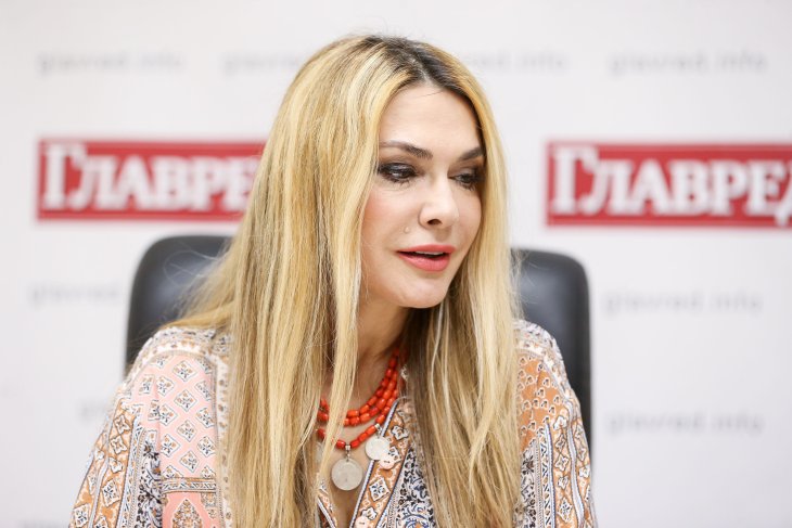 Ольга Сумская пришла на съемки в алом платье-вышиванке