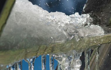 Приклейте по два шматочки на кожну сходинку — ґанок не буде слизьким до весни: для дерева і бетону