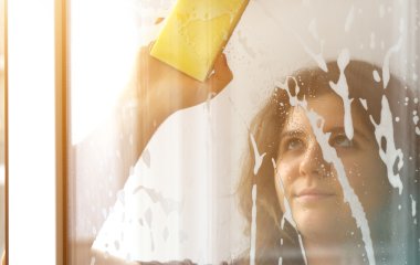 Щоб залишалися чистими до самої весни: що додати у воду для миття вікон