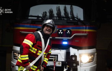Проводжали на пенсію, обливаючи водою з пожежних шлангів: фото