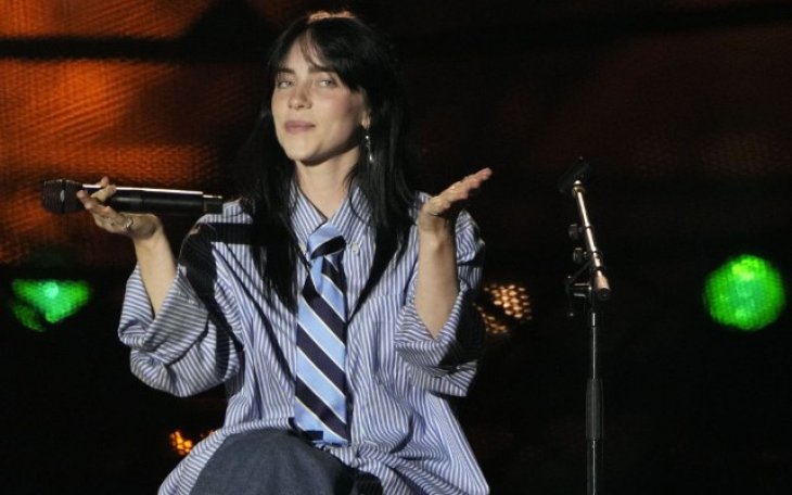 Билли Айлиш набила странную татуировку на всю спину и напугала фанатов