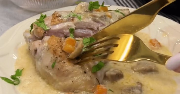 Вишукана вечеря: рецепт курки по-французьки у винно-вершковому соусі
