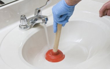 Как быстро избавиться от волос, застрявших в трубах