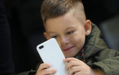 Офтальмолог пояснила шкоду смартфонів для дитячого зору