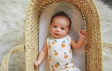 Не перегрітися і не замерзнути: як правильно одягати дитину влітку