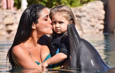 Санта Димопулос отвела 4-летнюю дочь в школу и призналась, где она в Дубае учится