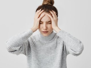 Врачи назвали опасные последствия для людей, которые терпят головную боль
