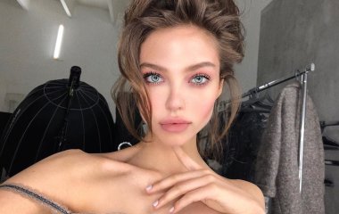 Алеся Кафельникова на арт-квартирнике в Москве