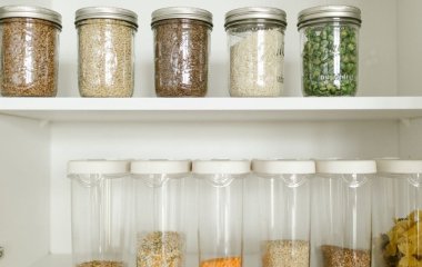 Перевірте свої кухонні шафи: дев’ять продуктів, які ви, ймовірно, зберігаєте надто довго