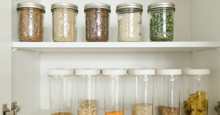 Перевірте свої кухонні шафи: дев’ять продуктів, які ви, ймовірно, зберігаєте надто довго
