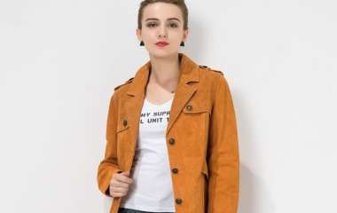 Модный тренд осени — женская замшевая куртка, фото