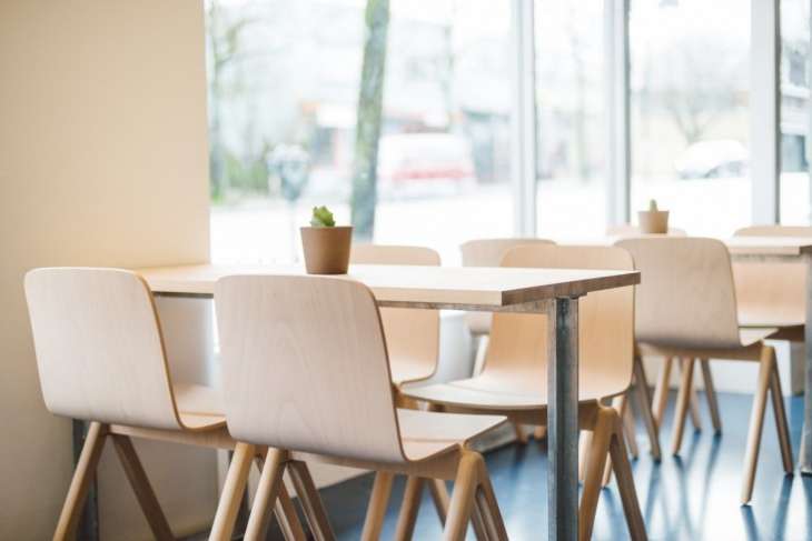 Универсальные стулья – для кафе и баров, для квартиры и дачи