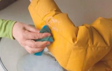 2 ложки на куртку чи пуховик — і прати не доведеться: навіть застарілі плями зникнуть на очах
