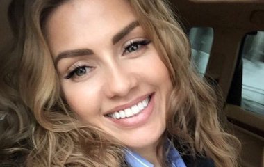 Виктория Боня позировала в розовом бикини