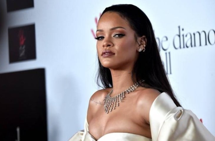 «Попа не влезает в кадр»: поклонники снова критикуют располневшую Рианну