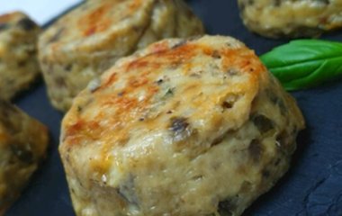 Сытные кексы из баклажанов по очень простому рецепту: вкуснее подавать с томатным соусом или сметаной