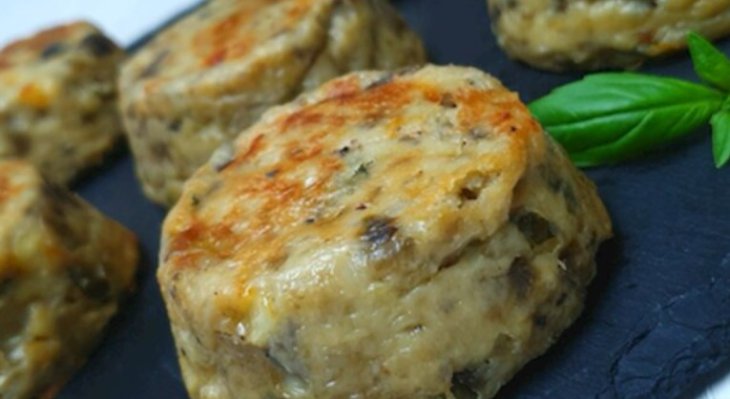 Сытные кексы из баклажанов по очень простому рецепту: вкуснее подавать с томатным соусом или сметаной