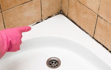 Як позбутися чорної плісняви, грибка на герметику у ванній: чим очистити за кілька простих кроків