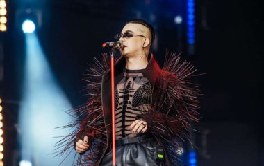 MÉLOVIN поцеловал парня и заявил о своей бисексуальности