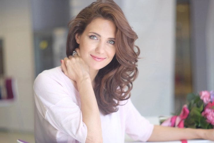 Екатерина Климова дополнила шелковое платье красными ботфортами