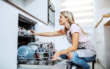 Почему нельзя мыть посуду в гостях и еще 7 примет, в которые лучше поверить