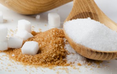 Не вызывает зависимость, диабет и кариес: 5 главных мифов о сахаре