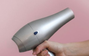 Як швидко і ефективно прибрати пил за допомогою фену: ганчірка більше не знадобиться