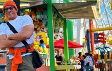 62-летний Жан-Клод ван Дамм в одних шортах показал внушительную мускулатуру (фото)