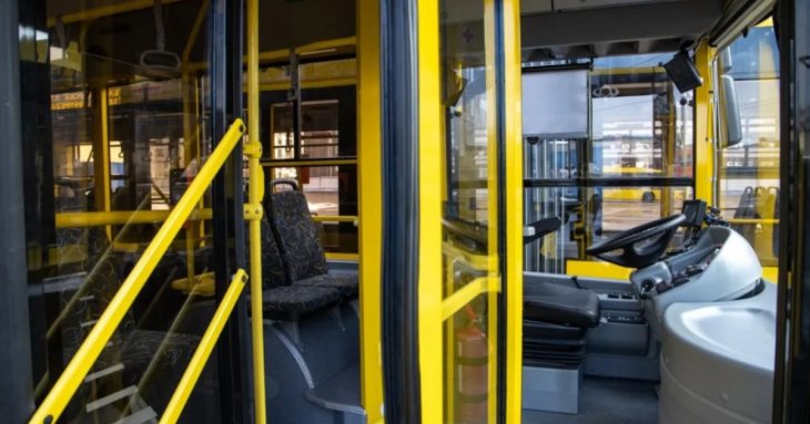 Після зливи в одному з автобусів Львова утворився «акваріум»: реакція Мережі