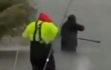 Чоловіка двічі вдарила блискавка під час риболовлі: він спантеличив своєю реакцією – відео