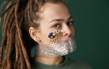 Лікар розповіла, чого категорично не можна робити при сів голосі