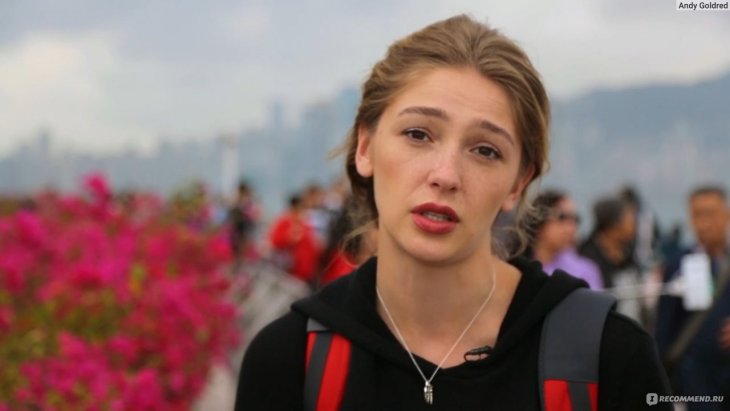 Анастасия Ивлеева позировала в оранжевом костюме