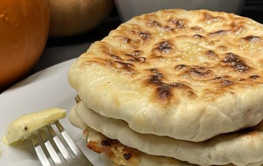 Ситно і швидко: рецепт коржиків із ковбасою та сиром