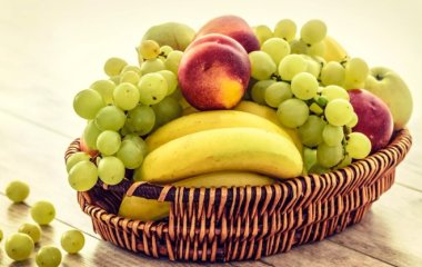 Дієтолог порівняла корисні властивості бананів та яблук