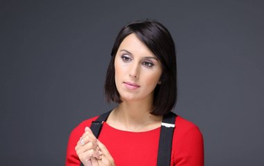 Джамала позировала в костюме цвета марсала