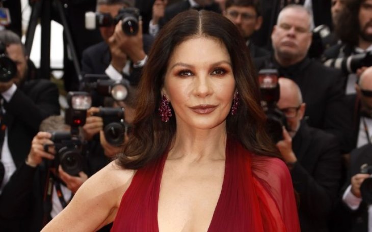 54-летняя Кэтрин Зета-Джонс восхитила романтическим кадром с мужем и рассказала, где празднует Рождество