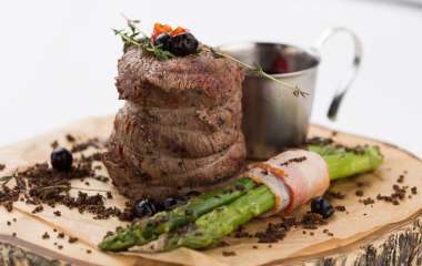 Телятина под соусом из черешни со спаржей