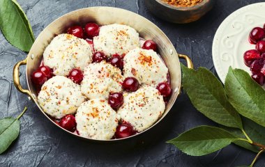 Ленивые вареники с вишней и копченой грушей