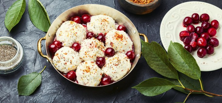 Ленивые вареники с вишней и копченой грушей