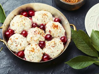 Ленивые вареники с вишней и копченой грушей
