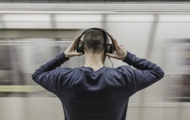 Лікарі розповіли, чому у багатьох людей після 30 років різко знижується слух