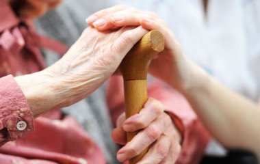 Лікар розповів, чого найбільше слід побоюватися літнім людям під час карантину.